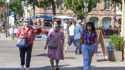 Des passantes portent un masque dans une rue de Strasbourg, le 5 août 2020. (MAXPPP)