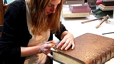 Livre ancien en cours de restauration
 (L&#039;Ecole nationale des Chartes )