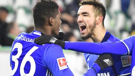 Breel Embolo félicité par Nabil Bentaleb (JOHN MACDOUGALL / AFP)