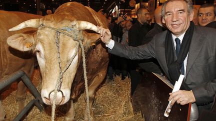 Le candidat centriste Fran&ccedil;ois Bayrou en visite au Salon de l'agriculture &agrave; Paris, le 26 f&eacute;vrier 2012. (BENOIT TESSIER / REUTERS)