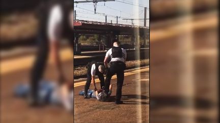 Une vidéo sur les réseaux sociaux montre l'interpellation d'un homme en gare de Fleury-les-Aubrais (Loiret), mardi 16 septembre 2020. (CAPTURE D'ECRAN TWITTER)