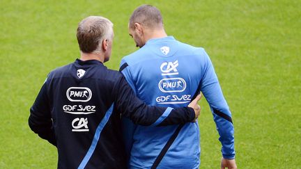 Didier Deschamps et Karim Benzema en septembre 2012, avant un match de l'équipe de France face à la Biélorussie à Saint-Denis. (FRANCK FIFE / AFP)