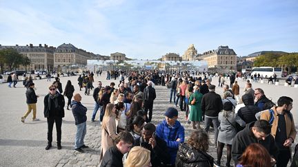 Des visiteurs devant l'entrée du château de Versailles (Yvelines), le 17 octobre 2023. (MUSTAFA YALCIN / ANADOLU / AFP)