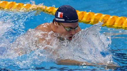 Avec le chapeau de Florent Manaudou sur la tête, Léon Marchand a remporté le 400 m 4 nages lors de la Coupe du monde en petit bassin à Singapour, le 2 novembre 2024. (ROSLAN RAHMAN / AFP)