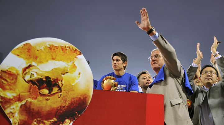 Marcello Lippi, l'entra&icirc;neur italien du Guangzhou Evegrande, c&eacute;l&egrave;bre la victoire de son club en Coupe de Chine, le 18 novembre 2012, &agrave; Guangzhou (Chine). (AFP / AFP)