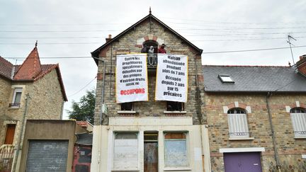 Des affiches avaient &eacute;t&eacute; install&eacute;es aux fen&ecirc;tres de la maison de Maryvonne, le 8 mai 2015 &agrave; Rennes (Ille-et-Vilaine). (CITIZENSIDE / KÉVIN NIGLAUT / AFP)