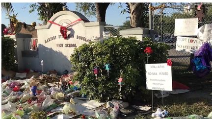 Devant l'école&nbsp;Marjory Stoneman Douglas de Parkland, en Floride, un hommage aux 17 personnes tuées lors de la fusillade du 14 février 2018. (GREGORY PHILIPPS / RADIO FRANCE)