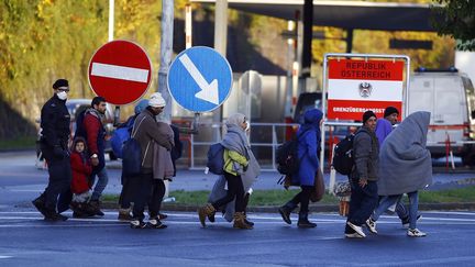 L'arriv&eacute;e &agrave; la fronti&egrave;re entre la Slov&eacute;nie et l'Autriche d'un groupe de migrants, le 20 octobre 2015. (? LEONHARD FOEGER / REUTERS)