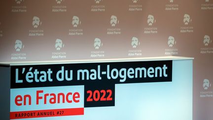 C'est le 27e rapport de la Fondation Abbé-Pierre sur l'état du mal-logement en France. Présenté le 2 février, il&nbsp;pointe notamment la réforme des aides au logement (APL) et la baisse du nombre de logements sociaux autorisés chaque année.&nbsp; (BRUNO LEVESQUE / IP3 PRESS / MAXPPP)