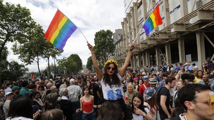 Alors que la&nbsp;Gay Pride se déroulera le samedi 24 juin à Paris, les français sont "majoritairement" favorables à la légalisation de la gestation pour autrui (GPA). (FRANCOIS GUILLOT / AFP)