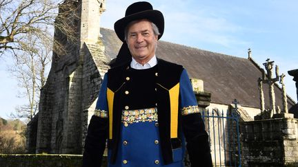 Vincent Bollore, en habits traditionnels pendant une cérémonie pour le 200 anniversaire de son groupe, à Ergue-Gaberic, le 17 février 2022 (FRED TANNEAU / AFP)