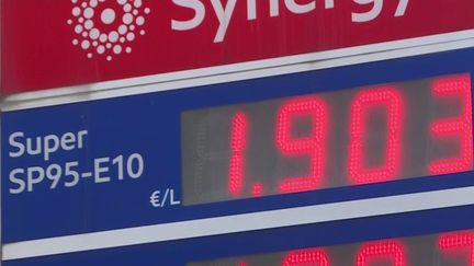 Carburants : avec l'annonce d'un embargo, les prix remontent à la pompe&nbsp; (FRANCE 3)