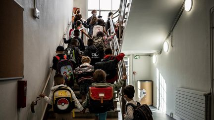 Des élèves d'une école élémentaire à Lyon le 2 septembre 2021, jour de la rentrée des classes. (JEFF PACHOUD / AFP)