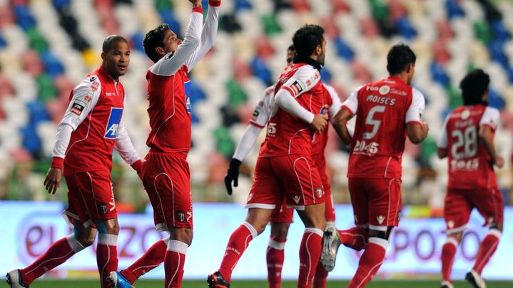 Les joueurs du club portugais de Leiria saluent des tribunes vides, le 4 d&eacute;cembre 2010. Le club finira par se s&eacute;parer du stade qui lui co&ucirc;tait trop cher, mais est actuellement en cessation de paiement.&nbsp; (FRANCISCO LEONG / AFP)