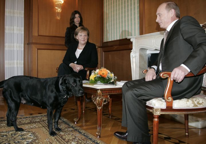 La chancelère allemande, Angela Merkel, rencontre le président russe, Vladimir Poutine (et son chien Conni), dans la résidence d'été du dirigeant, à Sotchi (Russie), le 21 janvier 2007. (FABRIZIO BENSCH / REUTERS)