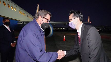 Le représentant américain John Garamendi (à gauche) serre la main du diplomate taïwanais Douglas Yu-tien Hsu à son arrivée à l'aéroport de Sungshan à Taipei, le 14 août 2022. (HANDOUT / MINISTRY OF FOREIGN AFFAIRS / AFP)