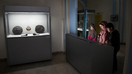 Visiteurs dans le musée national afghan&nbsp;de Kaboul, le 12 décembre 2021 (AHMAD SAHEL ARMAN / AFP)