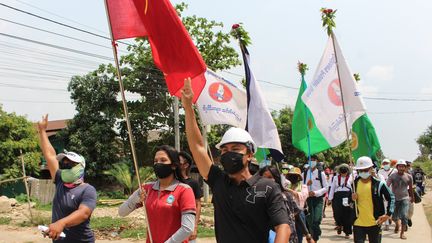 Des manifestants pro-démocratie défilent dans les rues de Dawey en Birmanie, dimanche 28 mars 2021. (HANDOUT / DAWEI WATCH)