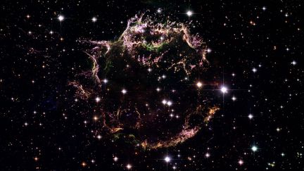 Cette photo de Cassiopeia A montre également les restes d'une supernova. Celle-ci est survenue dans la Voie Lactée. On y voit la complexe structure des lambeaux d'étoiles. (HUBBLE SPACE TELESCOPE / NASA / ESA)