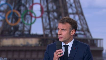 Emmanuel Macron devant la Tour Eiffel (France Info)