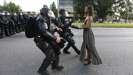 Une manifestante est arrêtée par la police en marge d'un rassemblement de protestation contre la mort d'Alton Sterling, le 9 juillet 2016 à Bâton-Rouge (Etats-Unis). (JONATHAN BACHMAN / REUTERS)