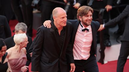 Ruben&nbsp;Östlund monte les marches du Palais, avec détermination accompagné de son comédien Woody Harrelson.  (JOHN PHILLIPS / GETTY IMAGES EUROPE)