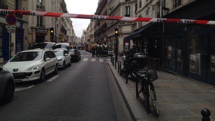 Opération de police dans le 10e arrondissement de Paris suite à une prise d'otage rue des Ecuries, le 12 juin 2018. (THOMAS SCHONHEERE / RADIOFRANCE)