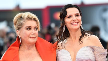 Catherine Deneuve et Juliette Binoche en août 2019 à Venise en Italie.&nbsp;&nbsp; (ALBERTO PIZZOLI / AFP)