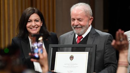 Anne Hidalgo, la maire socialiste de Paris, et l'ancien président brésilien Lula, à Paris, le 2 mars 2020. (ALAIN JOCARD / AFP)