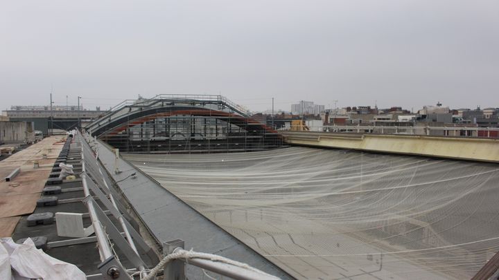 La charpente a été déposée en janvier et la nouvelle sera installée fin mars. Ici, la vue du bassin olympique depuis le toit de la piscine, le 3 mars 2023. (APOLLINE MERLE / FRANCEINFO SPORT)