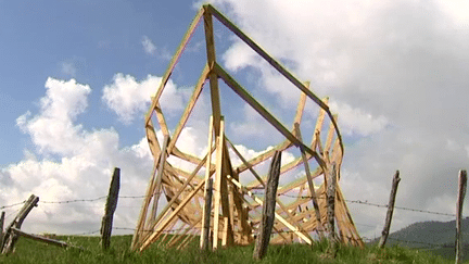 "Tentative d'évasion" de Vincent CHEVILLON, installée au sommet du Puy de Pertuyzat, près de Besse (Puy-de-Dôme)
 (Culturebox / Capture d&#039;écran)