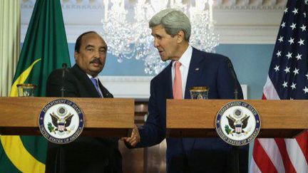 Le président mauritanien, Mohamed Ould Abdel Aziz, et le secrétaire d'Etat américain, John Kerry, ont tenu une conférence commune lors du Sommet Etats-Unis/Afrique, à Washington.  (ALEX WONG / GETTY IMAGES NORTH AMERICA / AFP)