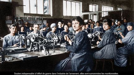 Les travailleuses de guerre ont largement contribué à l’émancipation des femmes. Si après la guerre, il leur est demandé poliment de retourner à leurs fourneaux, les femmes se sont durablement installées dans les services. (Picture alliance/Rue des Archives)