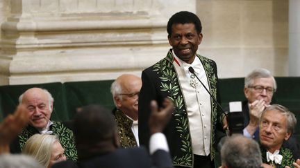 Dany Laferrière applaudi à l'Académie française, le 28 mai 2015
 (Thomas Samson / AFP)