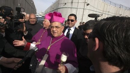 Mgr Fouad Twal, le patriarche latin de Jérusalem, arrive à Bethléem pour y célébrer Noël (24 décembre 2009) (AFP / Menahem Kahana)