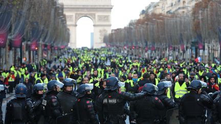 Des "gilets jaunes" sur l'avenue des Champs-Elysées (Paris), le 8 décembre 2018. (MUSTAFA YALCIN / AFP)