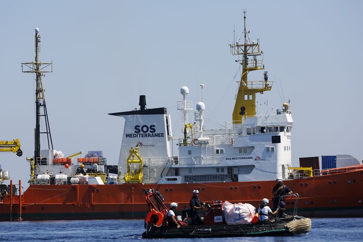 Opération de sauvetage de migrants menée le 23 juin 2018 entre la Tunisie et l'île italienne de Lampedusa par le navire "Aquarius",&nbsp;à l'initiative des ONG SOS-Méditerranée et Médecins sans rontières (MSF). (PAU BARRENA / AFP)