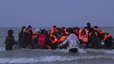 Les traversées de la Manche sont de plus en plus nombreuses et le bilan humain s'alourdit. Trois personnes ont disparu alors qu'ils tentaient de rallier l'Angleterre depuis Calais (Pas-de-Calais).  (CAPTURE ECRAN / FRANCEINFO)