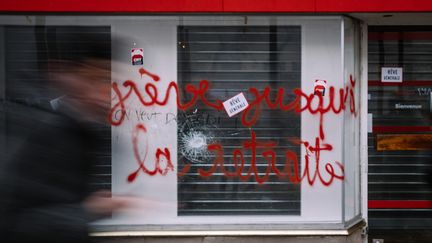 Un commerce fermé le long du parcours de la manifestation contre la réforme des retraites, le 5 décembre 2019. (MARIE MAGNIN / HANS LUCAS)