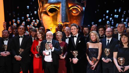 Les vainqueurs des Baftas 2015. Parmi eux, en robe rouge clair, Julianne Moore, et en rouge foncé Patricia Arquette. Au milieu des deux comédiennes, Mike Leigh.
 (Jonathan Short/AP/SIPA)