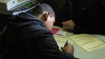 Amine, 18 ans, remplit le formulaire d'inscription.&nbsp; (THOMAS BA&Iuml;ETTO / FTVi)