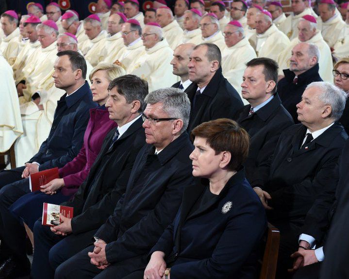 Le 14 avril 2016, le président Andrzej Duda (à gauche) assiste à la messe célébrant les 1050 ans de catholicisme en Pologne à Gniezno, en compagne de Beata Szydło (premier plan) et Jarosław Kaczyński (deuxième rang, à droite). (JANEK SKARZYNSKI / AFP)