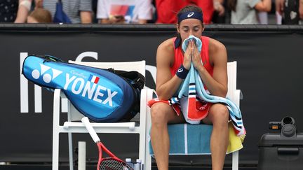 La Française Caroline Garcia après avoir perdu contre la Tunisienne Ons Jabeur lors du 2e tour de l'Open d'Australie, à Melbourne le 22 janvier 2020. (DAVID GRAY / AFP)