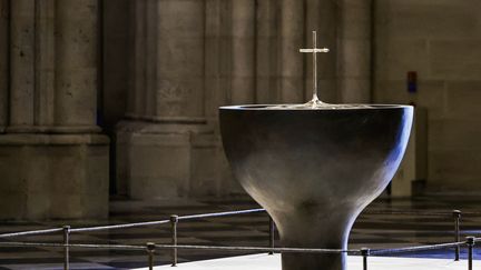 Cette photographie montre le baptistère conçu par l'artiste et designer français Guillaume Bardet pour la cathédrale Notre-Dame de Paris, le 29 novembre 2024. Environ 250 entreprises et des centaines d'experts ont été mobilisés pour cette restauration de cinq ans, dont le coût s'élève à plusieurs centaines de millions d'euros. (STEPHANE DE SAKUTIN / POOL / AFP)