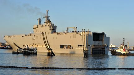 Le "Vladivostok", l'un des deux navire de guerre Mistral command&eacute;s par la Russie &agrave; la France, photographi&eacute; ici en mars 2014 &agrave; Saint-Nazaire (Loire-Atlantique). (FRANK PERRY / AFP)