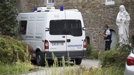 Un gendarme à Saint-Laurent-sur-Sèvre (Vendée), après le meurtre du prêtre Olivier Maire, le 9 août 2021. (SEBASTIEN SALOM-GOMIS / AFP)