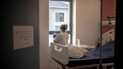 Une agent de service hospitalier désinfecte une chambre à l'hôpital de Perpignan, le 26 janvier 2021. (IDHIR BAHA / HANS LUCAS)