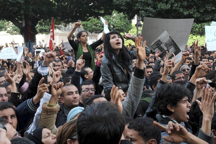 Manifestation à Tunis le 14 janvier 2011, jour de la fuite du dictateur Zine el-Abidine Ben Ali pour l'Arabie saoudite. (FETHI BELAID / AFP)