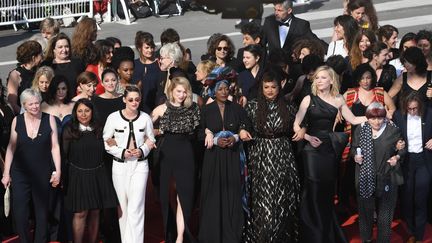 Quatre-vingt-deux femmes du monde du cinéma montent les marches du palais des Festivals, à Cannes (Alpes-Maritimes), le 12 mai 2018. (ANTONIN THUILLIER / AFP)