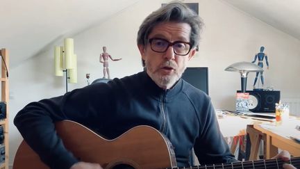 Le chanteur Kent interprète "Toute la pluie tombe sur moi". (CAPTURE D'ECRAN)